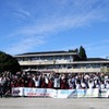 山鹿市立平小城小学校の生徒たちと、クラシックジャパンラリー参加者たち