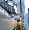 ホームが対向式状態になり、改札内に上下線を結ぶ連絡通路がないため、上り高架ホームへは、新たにできた西口改札から入る。