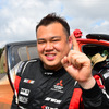 SS5終了後、勝利を確信したチャヤポンは、１をかざした