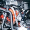 V8エンジンの右バンク。ヘッドが真っ赤に塗装されている