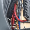 ボックスのパネルを開けると内部にはロックフォードのT400-4がインストールされている。ツイーターをドライブしている。