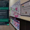 マハトマ・ガンジー・ロード駅に掲げられる日印協力の証（右）と、チケット販売員のチャットボット