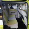 2列目シートはフラットになる。カーゴタイプの荷室デザインは任意