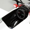 シフトノブ、ダンパー調節レバー、レーシングハーネス、ペダルなどのディテールも追及