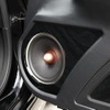 ピアノブラックでフィニッシュされているドアスピーカーのバッフル。アウターバッフルのデザインもドアに合わせた形状とする。