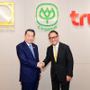 CPのDhanin Chearavanont上級会長（左）とトヨタ自動車の豊田章男社長（右）