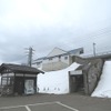 快速が通過する魚沼丘陵駅。改正後は全列車が停車することに。
