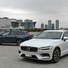 ボルボ V60 アルティメイトB4（手前）とV90 リチャージ アルティメイトT8 AWD（奥）