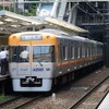 井の頭線では平日の初電～8時台も減便され、8時台はおおむね2～3分間隔の運行に。平日夜は19時台がおおむね3分、20・21時台がおおむね4分間隔に。22時以降は平日・土休日ともおおむね5分間隔となる。