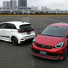 ホンダ フィット LUXE 無限パーツ装着車（右）とフィット RS 無限パーツ装着車（左）