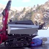 誤った使用で除雪機の下敷きになった事故（再現映像）