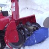 誤った使用で除雪機の下敷きになった事故（再現映像）
