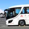 西武系列の路線バスが行き来する新生「森の駅 箱根十国峠」（Mt FUJI VIEW PARKING）に富士急バスの姿…