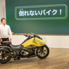 倒れないバイクの技術が普及すれば、二輪ライダーには恐怖の「立ち転け」もいつかはなくなるかもしれない!?