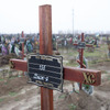 ウクライナ、キーウの墓地。ロシア侵攻後の死者を埋葬するが、氏名はなく数字が掲げられている（12月）