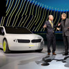 Consumer Technology Associationのゲーリー・シャピロCEO（左）とBMWグループのオリバー・ツィプセCEO（右）