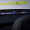 次世代ヘッドアップディスプレイが組み込まれたBMWの新型EVのインテリア