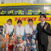 左からバスガイドの水谷海憂さん、緒方朱里さん、中務晴花さん、整備士の大岩辰也さん。