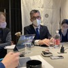 メルセデスAMGのミヒャエル・クネラー氏（中央）
