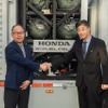 東風汽車 張祖同副総経理（左）と本田技研工業（中国）井上勝史総経理（右）