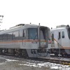 高山駅でキハ85系（手前）とHC85系（奥）の並びを撮れる撮影会も用意。