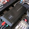 サブウーファーをドライブするのはカロッツェリアのPRS-D800。コンパクトなので取り付け自由度も高いユニットだ