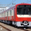 2020年に登場した京急初のデュアルシート車1000形1890番台。京急では過去10年で毎年20両程度を代替新造するなど、計画的な新造・更新を行なっている。