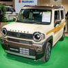 ハスラーの特別仕様車『ハスラー JスタイルⅡターボ』を展示。こちらは特別設定色のシフォンアイボリーメタリックウッディブラウン２トーンにオプションのナチュラルスタイルサイドデカールを貼り付けたモデル。
