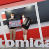 「tomica ネッツ兵庫 GR86」の巨大ボックスを持って、お姉さんと記念撮影できる