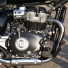 空冷648ccSOHCパラレルツインエンジンは、47ps/7250rpmを発揮。270度クランクを採用する不等間隔爆発で、気持ちよさとトラクションの良さだけでなく、スペック以上の力強さを約束する