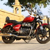 ウインドスクリーンとシーシーバー付きシートの付いたスーパーメテオ650ツアラー。長距離移動時やパッセンジャーの疲労を軽減してくれる