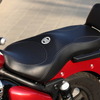 スーパーメテオ650ツアラーのシートはライダー部分もコンフォートな仕様。パッセンジャー部分にはシーシーバーを装備。今回はカメラマンを乗せて走ったが、シーシーバーはかなり頼れるし疲労感も少ないとのこと