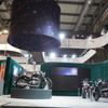 メテオとは流星という意味。EICMA2022のロイヤルエンフィールドのブースのスーパーメテオ650の上部には、星空をイメージしたオブジェが吊られていた