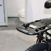 防水仕様のため自転車にも装着可能。ただし電動アシスト自転車（バッテリー）が必要
