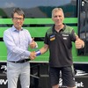 鶴田竜二新監督（向かって左）とジル・スタフラ前監督