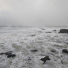 鶴岡郊外の海岸にて。沖合の灯台がしょっちゅう波に呑まれていた。