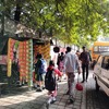 慣れない子どもは必ず、運転手か上級生が校門まで手を引いて送る
