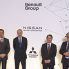 左から日産自動車の内田誠社長兼CEO、ルノーのジャンドミニク・スナール会長、三菱自動車工業の加藤隆雄社長兼CEO、ルノーのルカ・デメオCEO