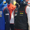 ミズノはレーシングチームに公式ウェア、シューズを提供している（大阪オートメッセ2023）