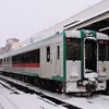 陸羽東線鳴子温泉駅のキハ110系気動車。宮城県と山形県の県境を越える同駅と最上駅との間はJR東日本の路線で輸送密度、営業係数ともにワースト1となっている。