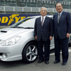 豊田章一郎名誉会長（向かって左、2002年）