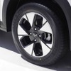 CEとEXには16インチサイズの2トーンカラーのアルミホイールを装備。EXでは後輪もディスクブレーキとなる