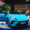スタイリッシュなデザインが目を引くのか、絶えることなく人が訪れていた