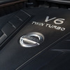 エンジンカバーにはV6 TWIN TURBOのロゴが。