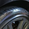 自然な黒さを実現する着色成分が入っている