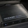 サブウーファー用のパワーアンプとして用意したのはキッカーのIX1000.1。高品質に加えコンパクトなのでシート下に設置可能だ。