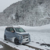 三菱 eKクロスEV 冬季1200km試乗前編：山形～福島県境の大峠トンネル前のパーキングにて記念撮影。もう道はそれほど過酷ではない。