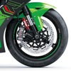 フロントには外径φ330mmのブレンボ社製セミフローティングディスクとブレンボ社製M50ラジアルマウント、φ30mmピストン4ポットキャリパーを装備