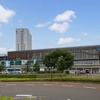 福井駅は「葉加瀬太郎氏が一乗谷朝倉氏遺跡を訪れた際に感じた、明媚な景色と時間、山の手触りや谷を吹く風の香り」を表現した発車メロディに。