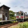 留萌本線・真布（まっぷ）駅。最終日は20時32分発留萌行き最終列車でペンライトなどによる見送りが行なわれる。